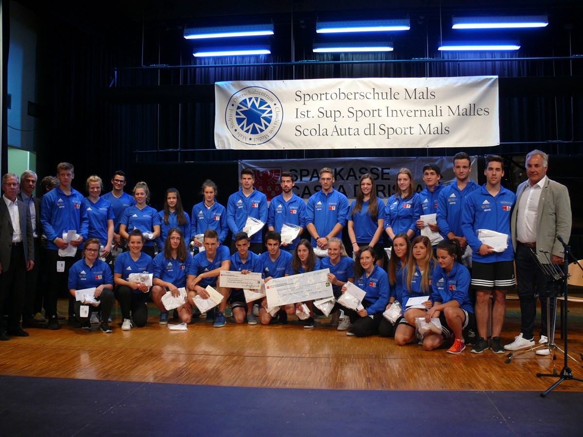Foto di gruppo degli studenti dell’Istituto Sportivo di Malles