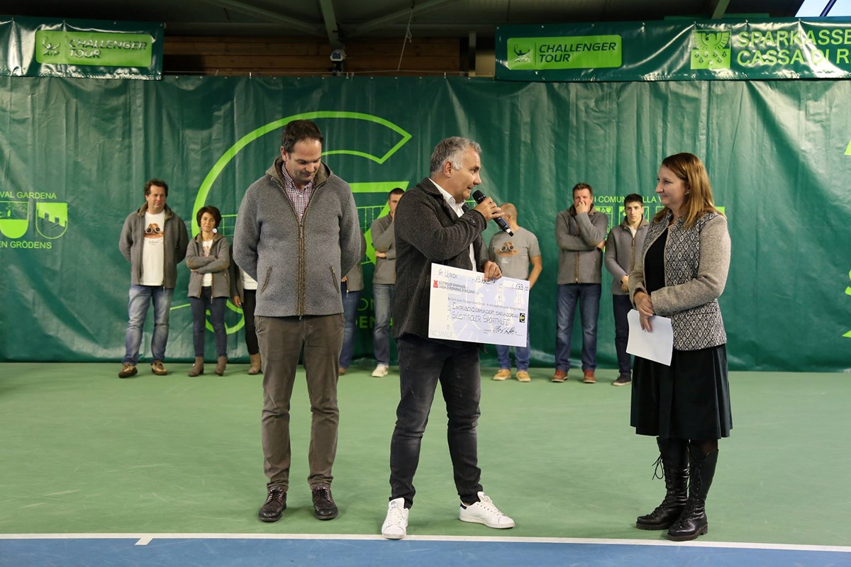 da sx a dx: Ambros Hofer (direttore del torneo), Stefan Leitner (Sporthilfe Alto Adige) und presidentessa CO Ellis Kasslatter