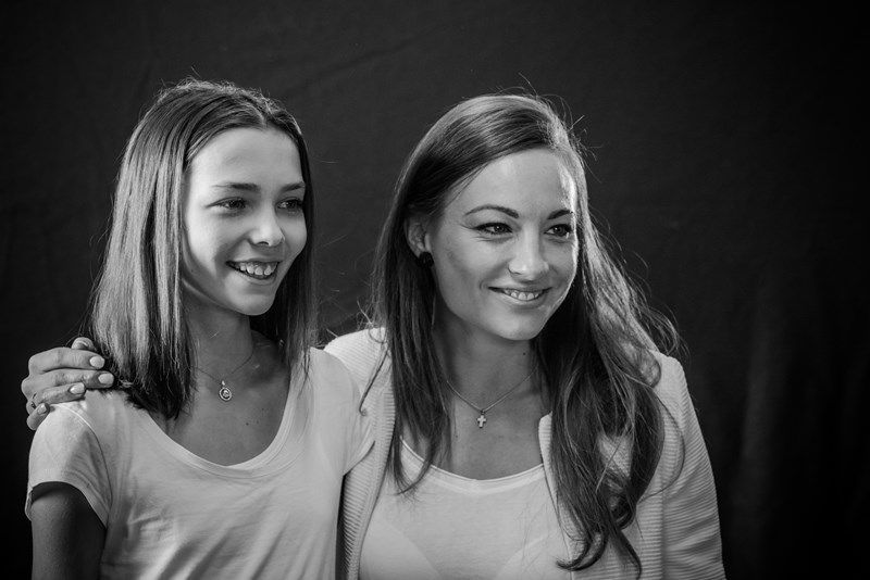 La giovane promessa del tennis gardenese Laura Mair e la stella del biathlon Dorothea Wierer al foto shooting