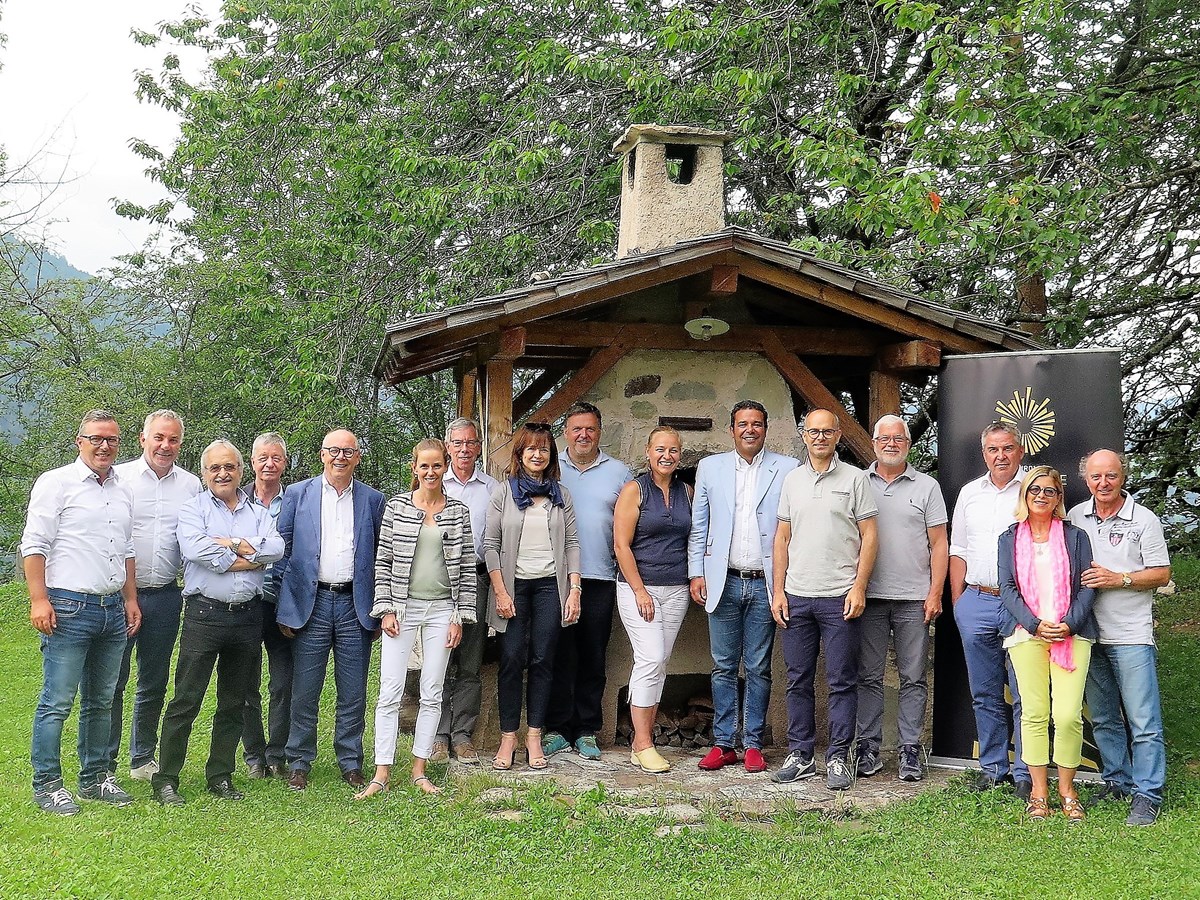 I dirigenti della Sporthilfe Alto Adige (da sinistra) Jochen Schenk, Rudolf Stocker, Karl Erb, Walter Außerhofer, Monika Niederstätter, Günther Andergassen, Christine Peintner-Oehler, Michael „Much“ Pichler, Velseck-Gastgeberin Elke Schwarz, Giovanni Podini, Heinold Pider, Hansi Dalvai, Hermann Trojer, Stefan Leitner, Monika Gross e Franz Sinn hanno discusso per oltre 5 ore sul prossimo futuro. In foto manca l’ospite di Velseck, Friedrich Pircher.