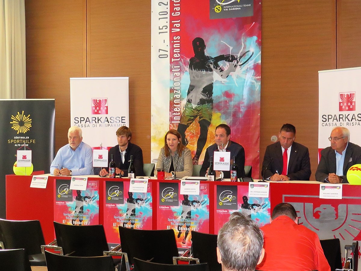 Da dx a sx: Richard Weissensteiner (presidente FIT Bolzano) Andreas Seppi, Ellis Kasslatter (presidentessa CO), Ambros Hofer (direttore del torneo), Stefan Konder (Cassa di Risparmio Alto Adige), Roland Sandrini (Vice presidente FIT)