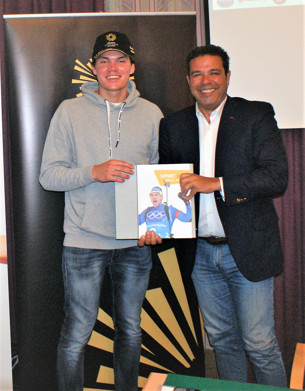 Giovanni Podini gratulierte Alex Vinatzer zu seiner herausragenden Saison im Weltcup und überreichte ihm das neue Sportjahrbuch