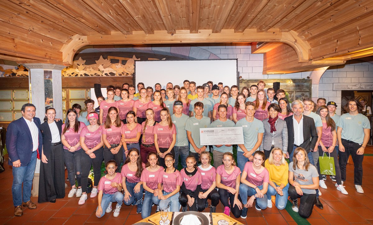 Gruppenfoto der unterstützten Sportlerinnen und Sportler mit den Ehrengästen