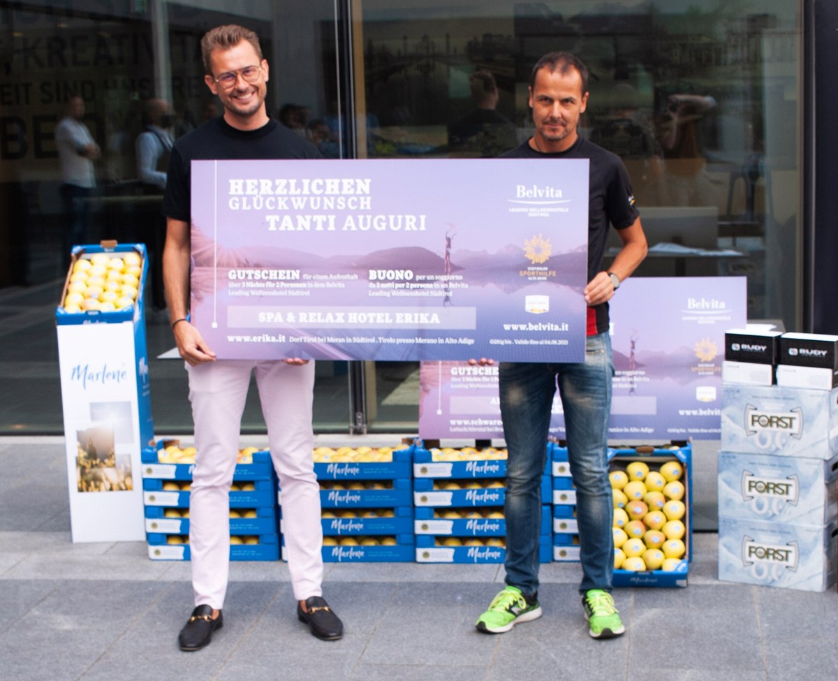 il vincitore della categoria RUNNING Hermann Achmüller ha preso in consegna un voucher in un bellissimo Hotel BELVITA a Tirolo da Michael Oberhofer