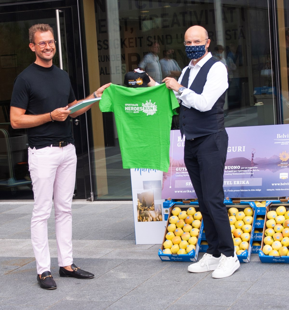 Gerhard Vanzi überreicht das T-Shirt als Dankeschön an den Geschftsführer der Belvita Hotels Michael Oberhofer