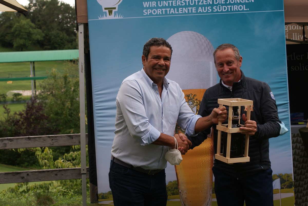 Giovanni Podini gratuliert FISI Präsident Markus Ortler zum 2. Platz