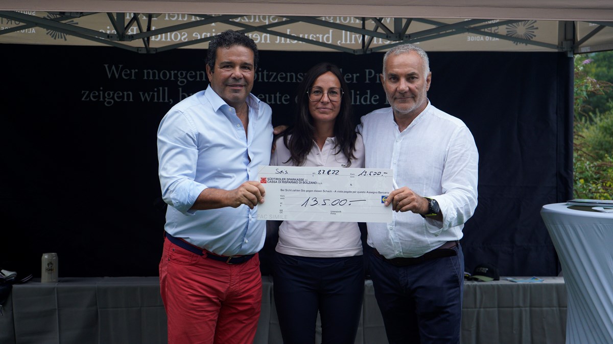 Sporthilfe Präsident Giovanni Podini präsentierte mit VS Mitglied Dorotea Mader und Stefan Leitner den stolzen Erlös von 13.500 Euro, den dieses Turnier erspielt hat!