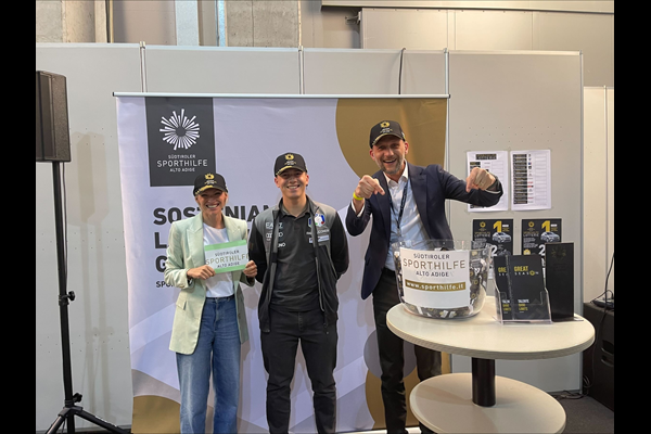 Vorstandsmitglied Sabine Oberhollenzer, Snowboarder Mike Santuari und Messe-Direktor Thomas Mur bei der Ziehung auf der Freizeit.