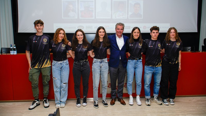 Der Präsident der Stiftung Sparkasse, Prof. Konrad Bergmeister, gratulierte den Mountainbiker/innen herzlichst für die erbrachten Leistungen im vergangenen Jahr.