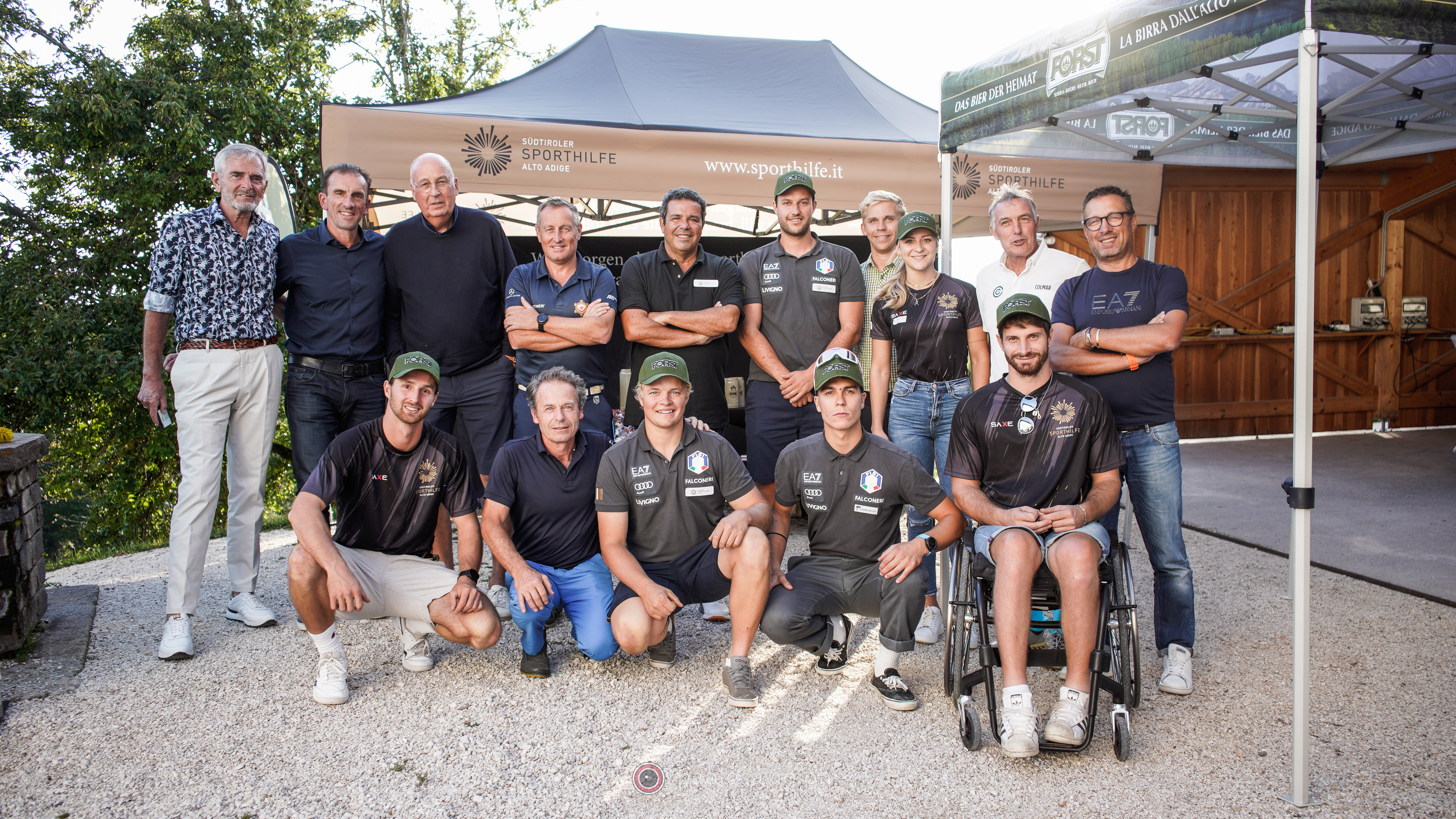 Ex campioni dello sport e i giovani atleti hanno vissuto una grande giornata di golf in occasione dell'ottava edizione del Forst Sporthilfe Golf Charity. Dietro in piedi da sinistra: Hans Joachim Nothelfer, Markus Prock, Norbert Gasser, Markus Ortler, Giovanni Podini, Dominik Zuech, Matthias Gögele, Nathalie Kofler, Pepi Ploner und Marcello Cobelli. Davanti in ginocchia da sinistra: Hannes Alber, Alfred Runggaldier, Yanick Gunsch, Fabian Lantschner und Ivan Tratter