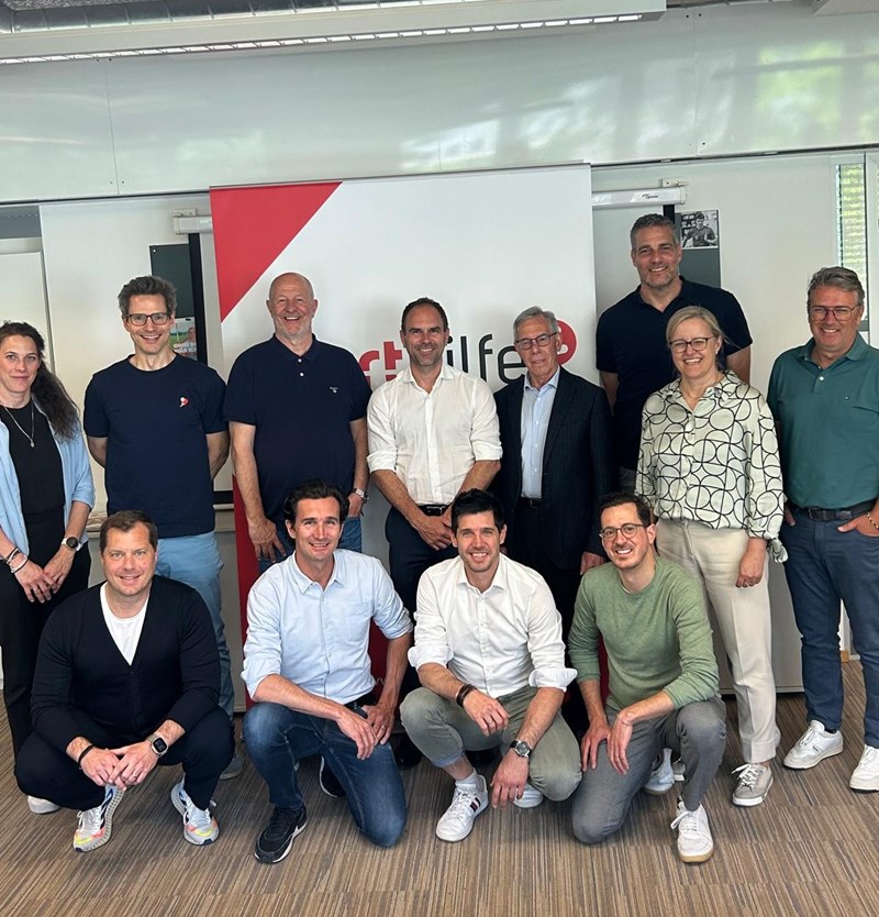Grenzüberschreitender Austausch der Sporthilfen. Hinten v.l.n.r.: Barbara Leitner, Andreas Gradinger (beide SH AT), Steve Schennach (SH CH), Gernot Uhlir (SH AT), Günther Andergassen (SH ST), Sascha Heyer (SH CH), Karin Orgeldinger (SH DE), Jochen Schenk (SH ST); vorne v.l.n.r.: Karsten Petry (SH DE), Lukas Gerber (SH CH), Georg Gasser (SH ST), Matthias Berlisg (SH AT)