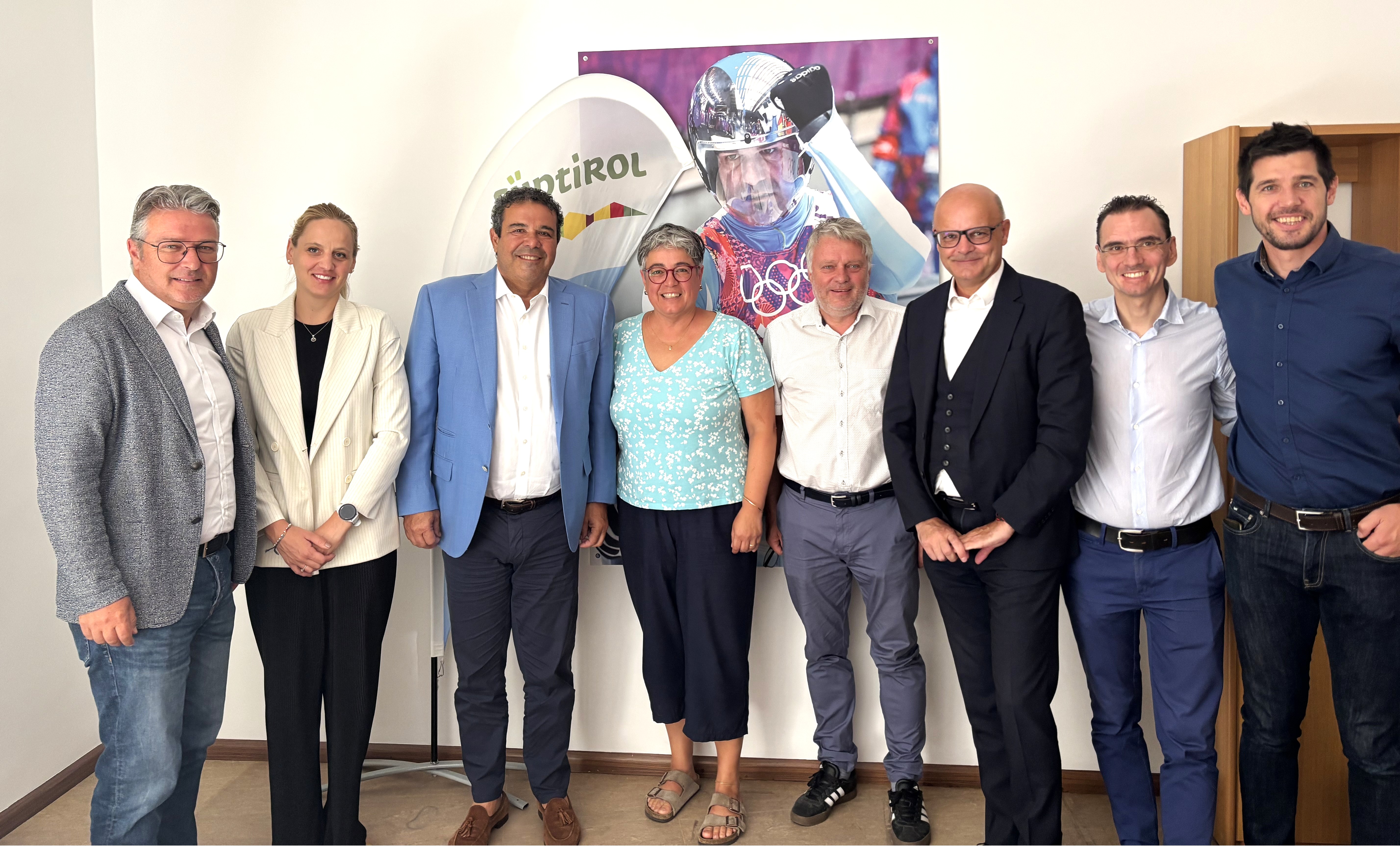 Sporthilfe-Delegation auf Amtsantrittsbesuch: von links Vizepräsident Jochen Schenk, Sporthilfe-Mitarbeiterin Alexia Demez, Sporthilfe-Präsident Giovanni Podini, Amtsdirektorin Laura Savoia, die Vorstandsmitglieder Georg Altstätter, Gerhard Vanzi, Mirco Marchiodi und Sporthilfe-Geschäftsführer Georg Gasser.
