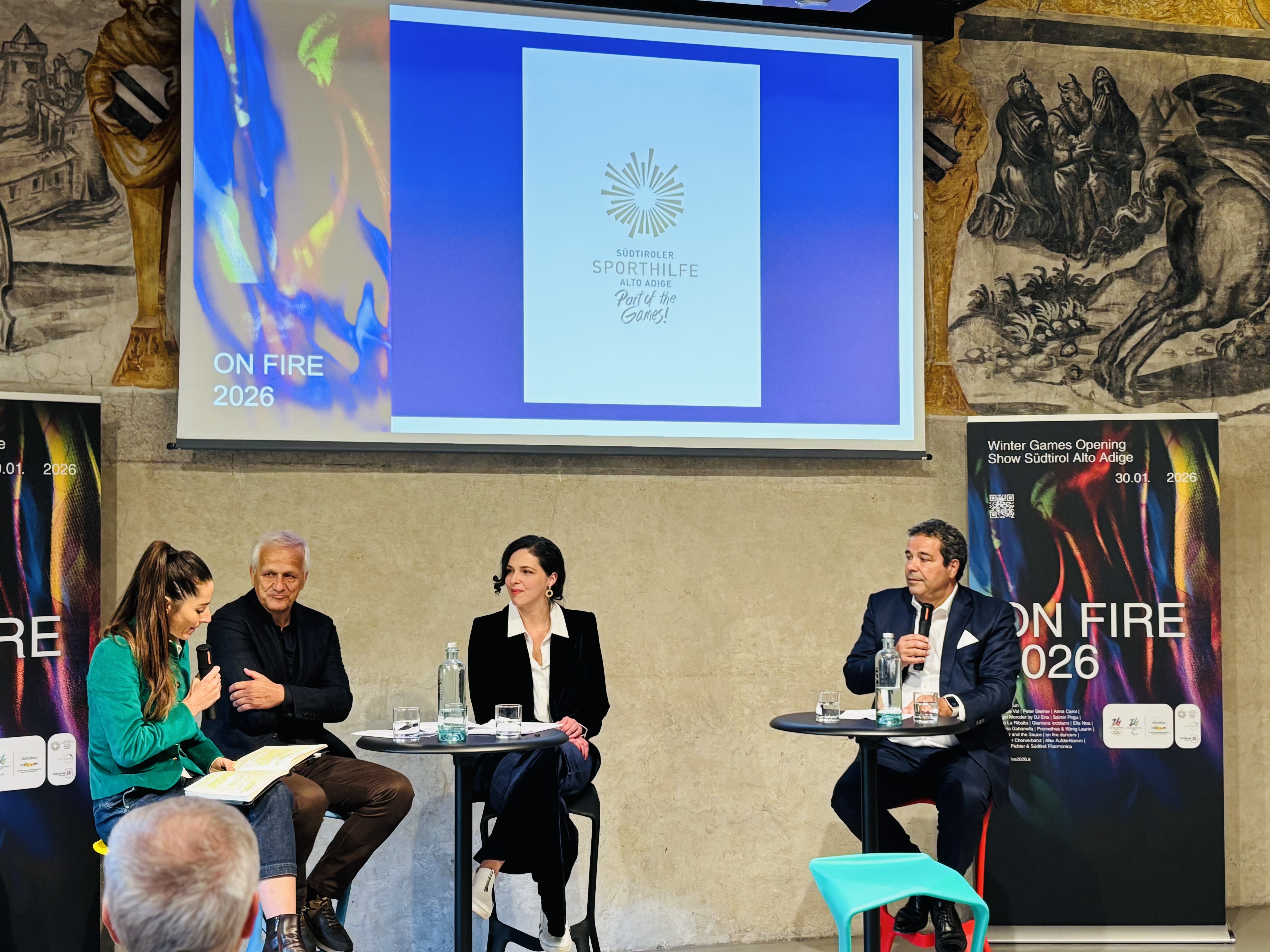 Der Kulturverein Arton präsentierte im Rahmen der Pressekonferenz im Schloss Maretsch gemeinsam mit Giovanni Podini (rechts) die ON FIRE SHOW 2026.
