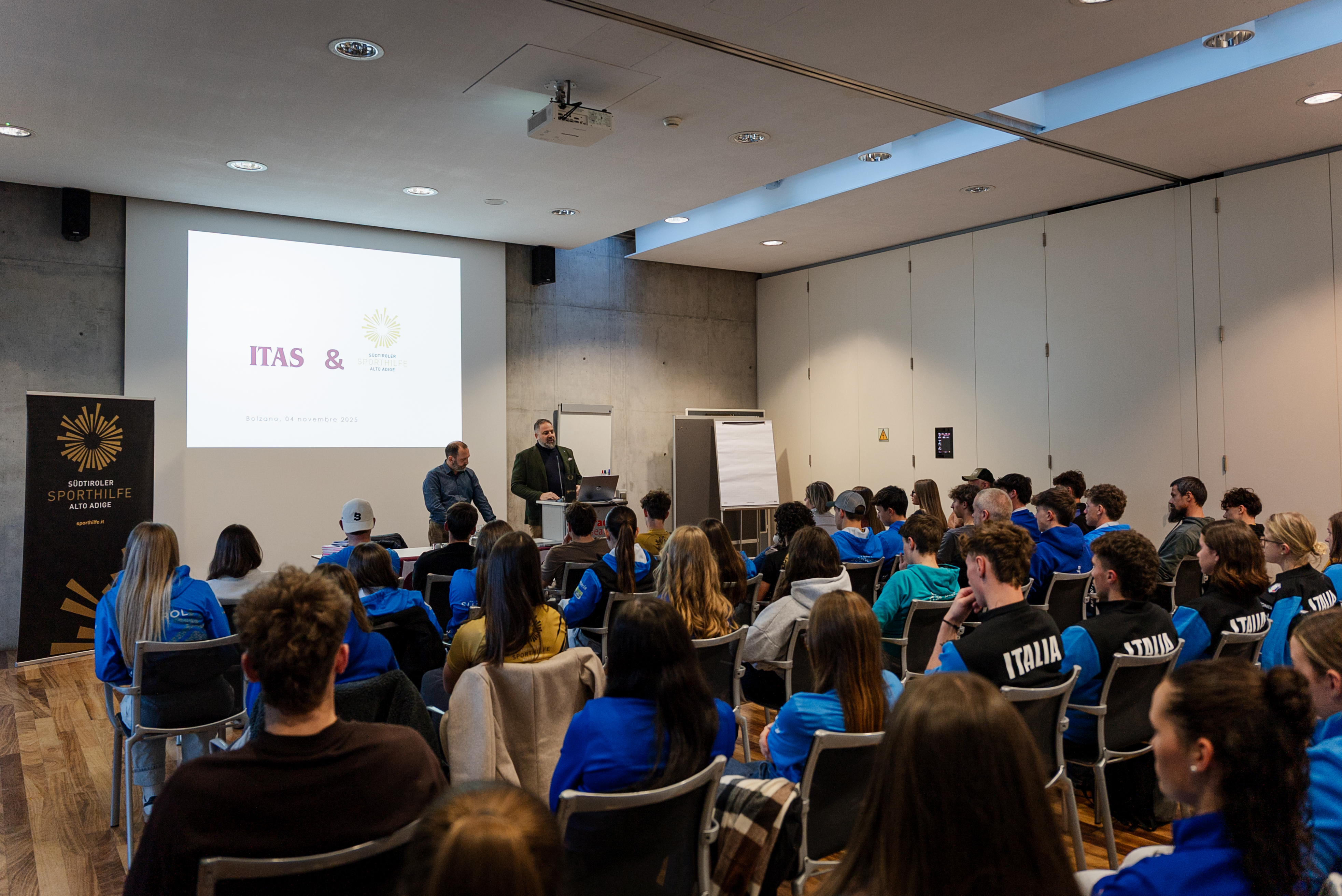 Über 70 Athletinnen und Athleten hörten sich in den Räumlichkeiten der Eurac einen spannenden Vortrag über Versicherungen im Sport an.