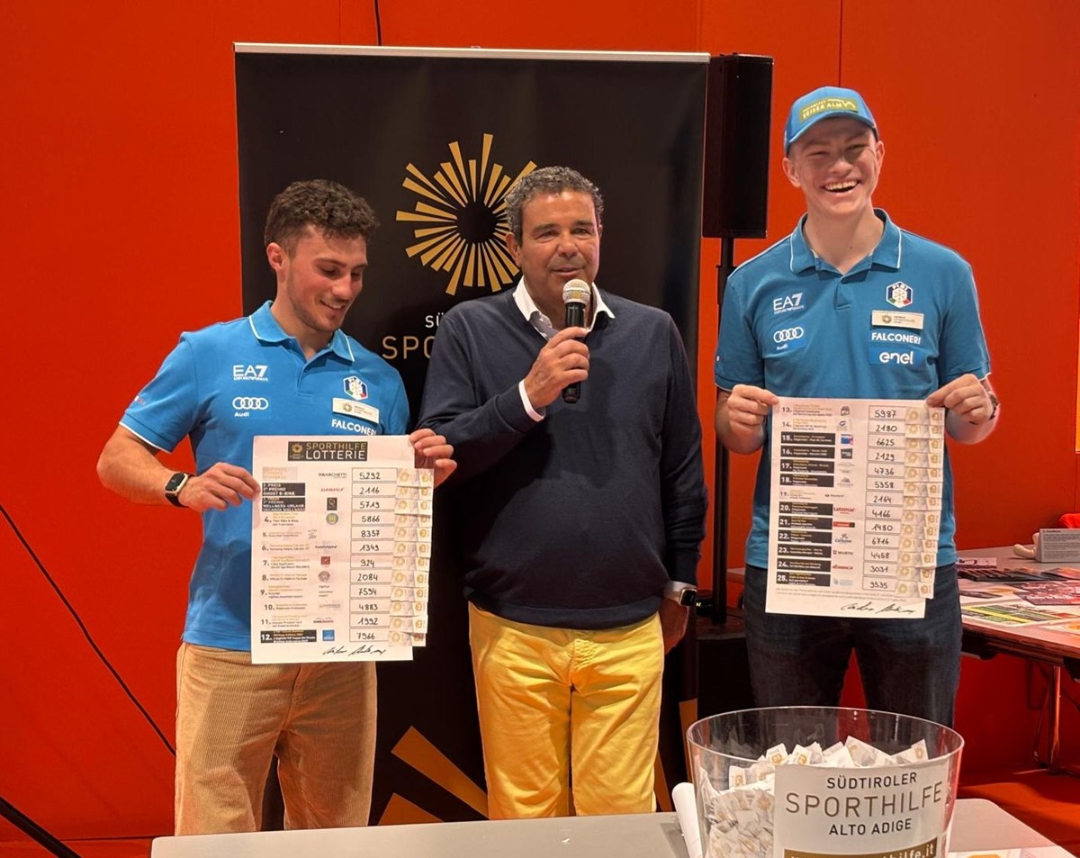 Die Naturbahnrodler Daniel Gruber und Tobias Paur mit Sporthilfe-Präsident Giovanni Podini nach der Auslosung.