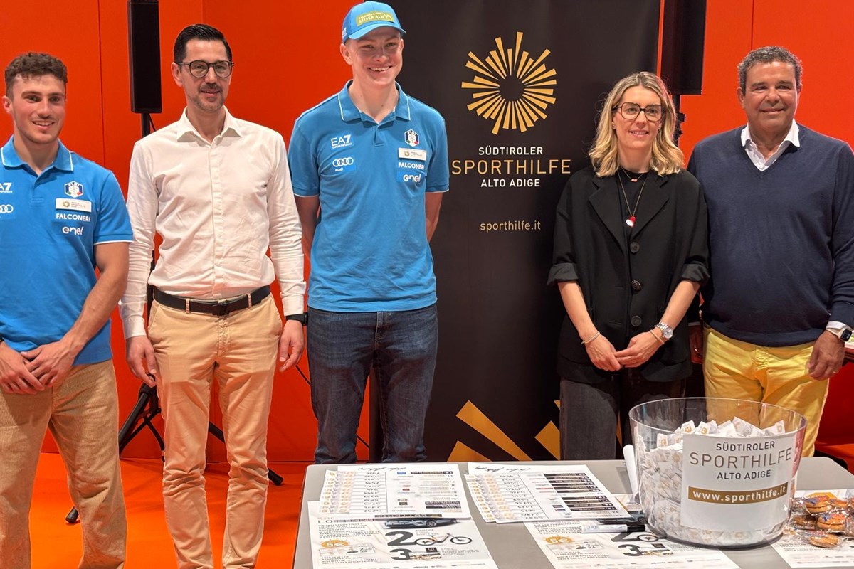 Auf der Freizeitmesse in Bozen wurden die 25 Gewinnerlose gezogen. Im Bild von links: Daniel Gruber, Vorstandsmitglied Christian Untermarzoner, Tobias Paur, Evi Hilpold und Giovanni Podini