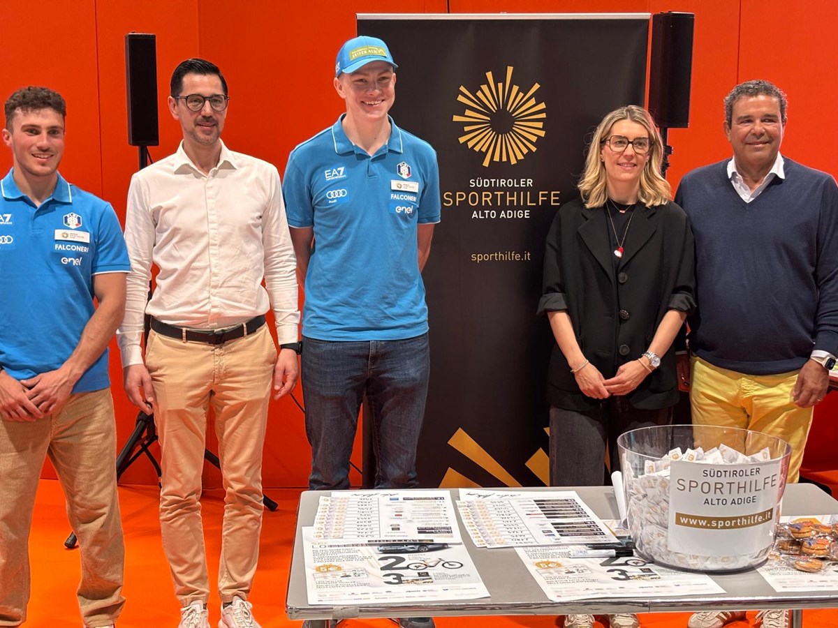 Daniel Gruber (slittino), Christian Untermarzoner (consiglio Sporthilfe), Tobias Paur (slittino), la direttrice Evi Hilpold e il presidente Giovanni Podini dopo l'estrazione alla fiera di Bolzano.